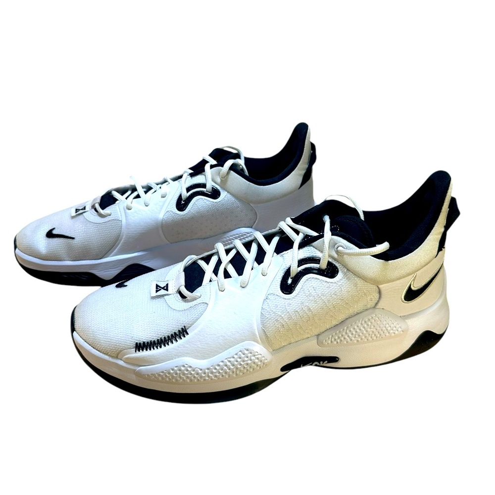 Nike Black and White Sneakers Modern Athletic Design